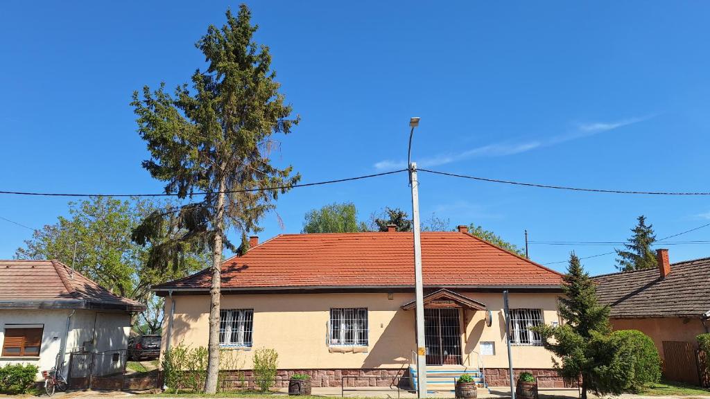 stary dom z czerwonym dachem w obiekcie Koppány Vendégház w mieście Ádánd