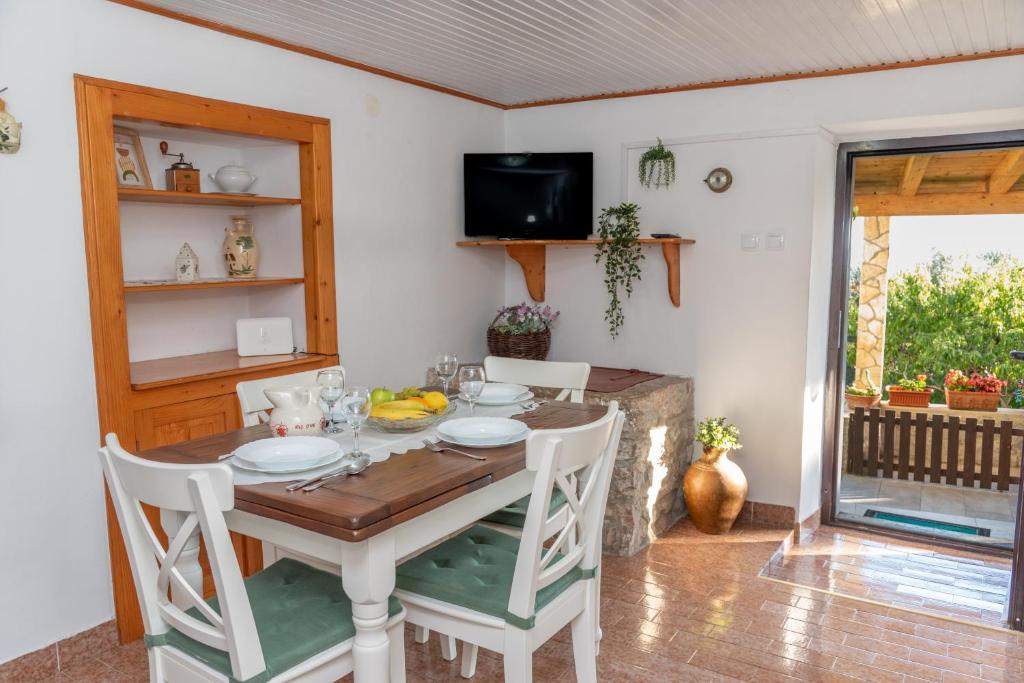 TV a/nebo společenská místnost v ubytování House Klementina