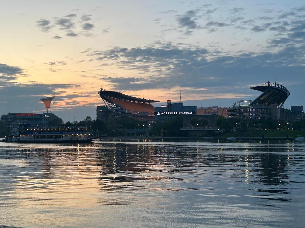 Sky High Luxury - 10th Floor - PRIME LOCATION CITY VIEWS FAST WIFI 24-7 Gym  Lounge Roku,匹兹堡（2026年最新房价）