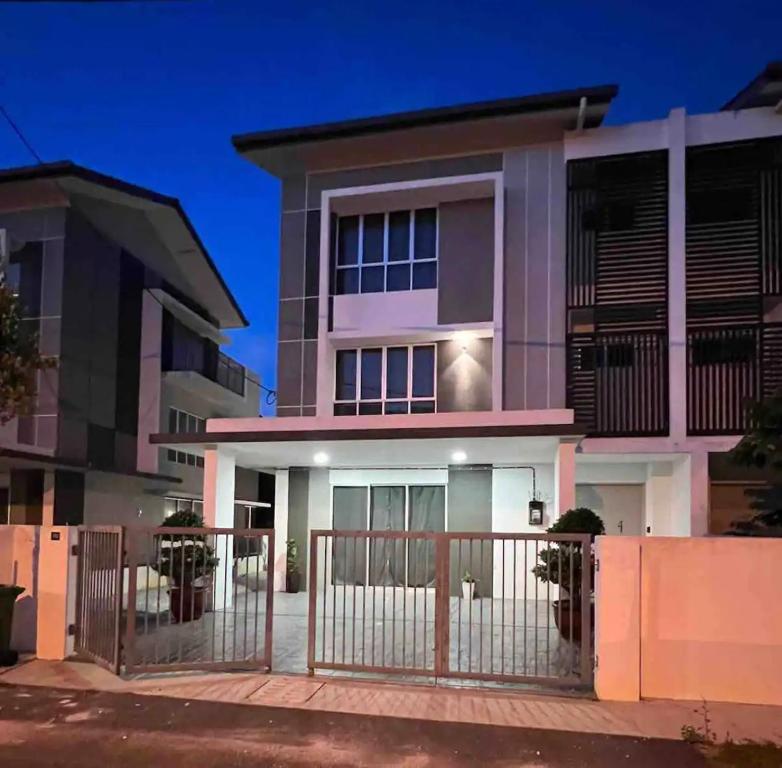 Budova, kde se vila nachází