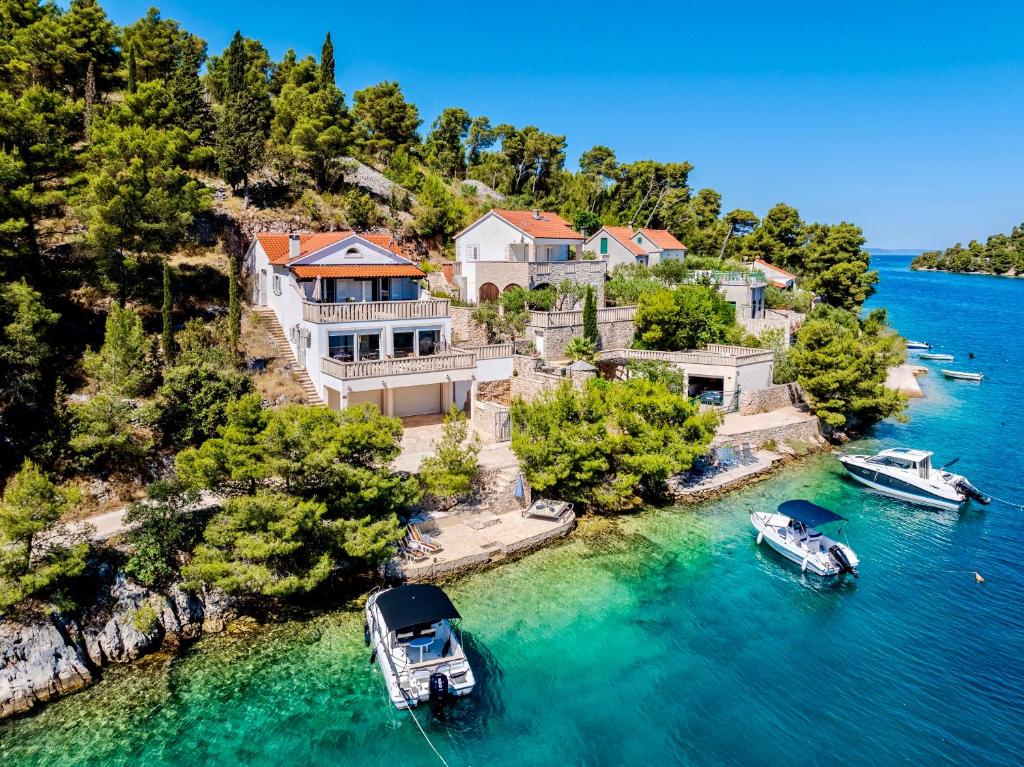 eine Luftansicht einer Insel mit Booten im Wasser in der Unterkunft Villa Dupin Oceanfront with boat dock in Bobovišća
