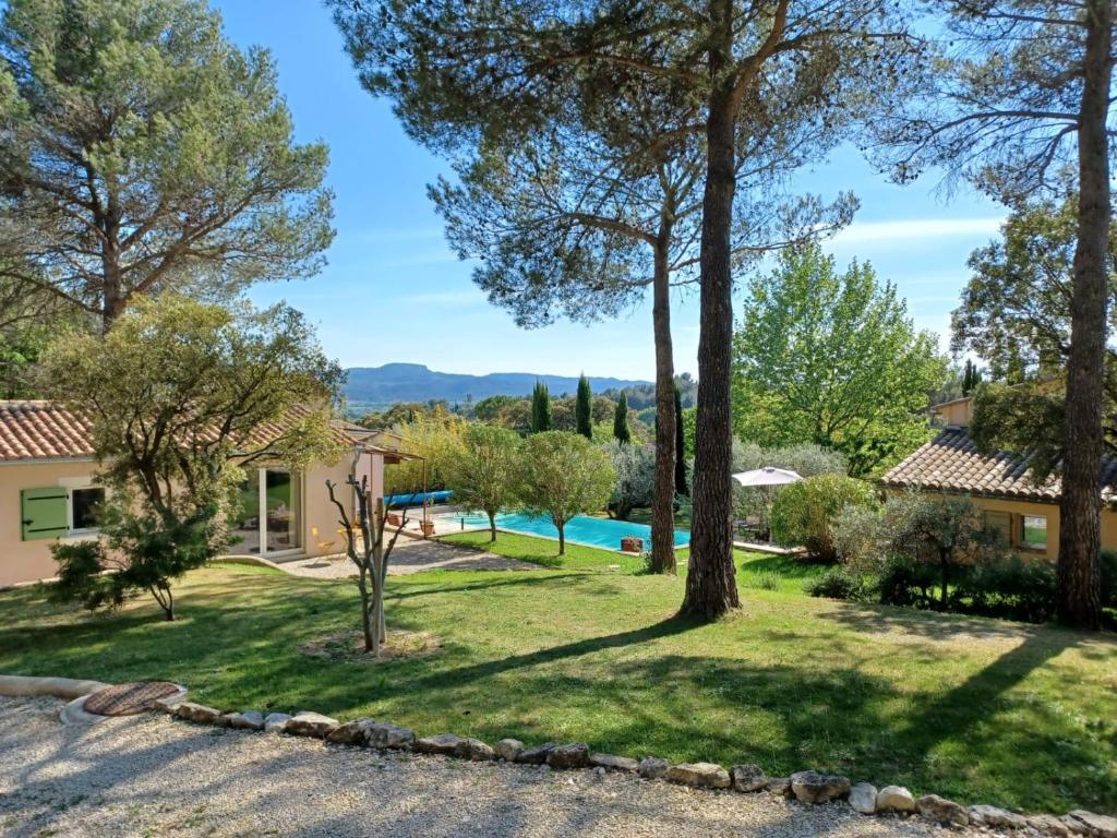 Bazén v ubytování Chambre privée indépendante dans le Luberon nebo v jeho okolí