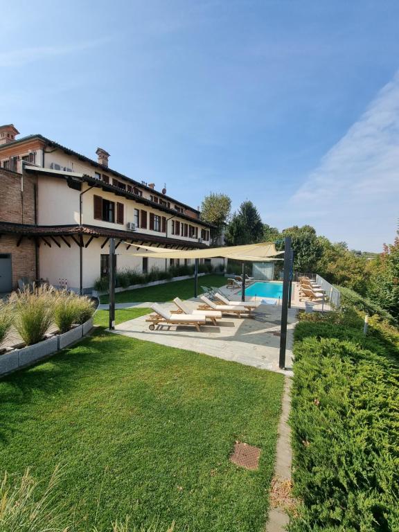 Bazén v ubytování Hotel Villa Lauri nebo v jeho okolí