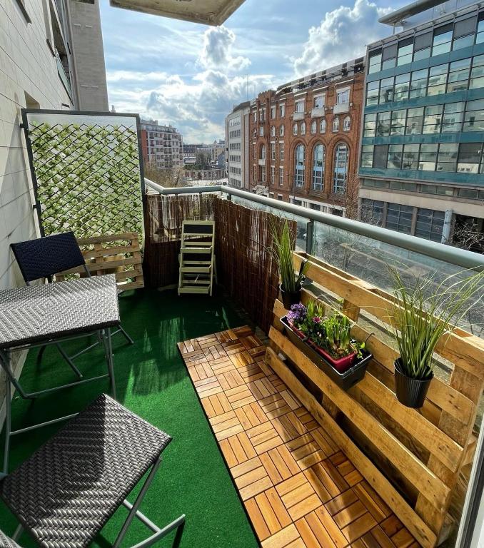 - un balcon avec un sol vert dans un bâtiment dans l'établissement Green Balcony Lille Hyper centre, à Lille