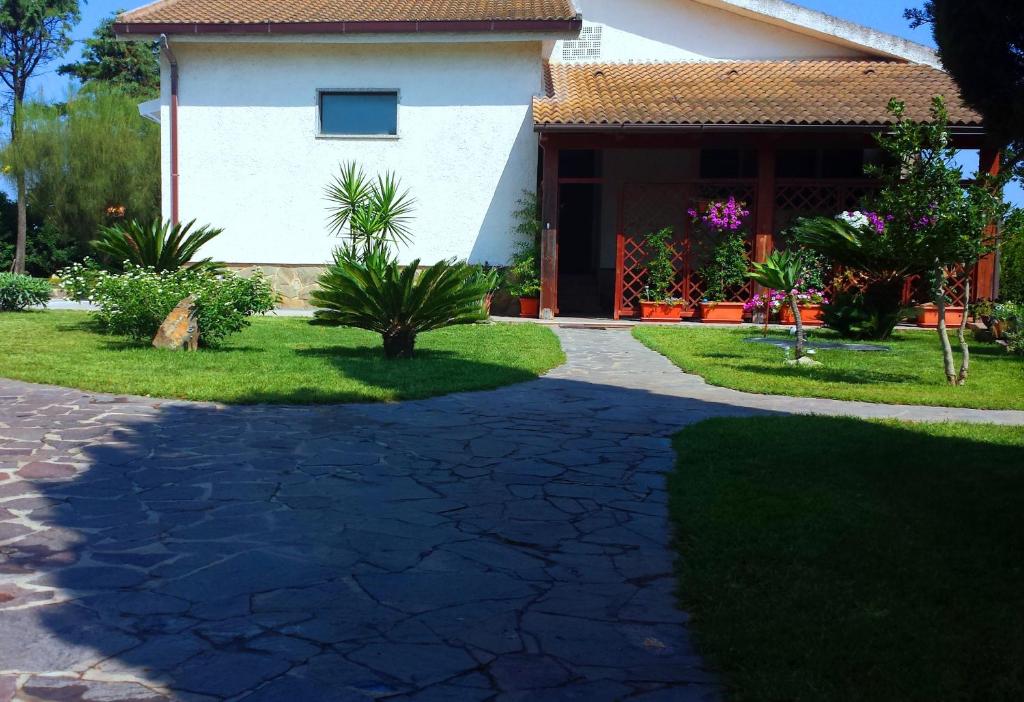 une passerelle devant une maison dans l'établissement Casa Vacanze Gli Oleandri, à Platamona