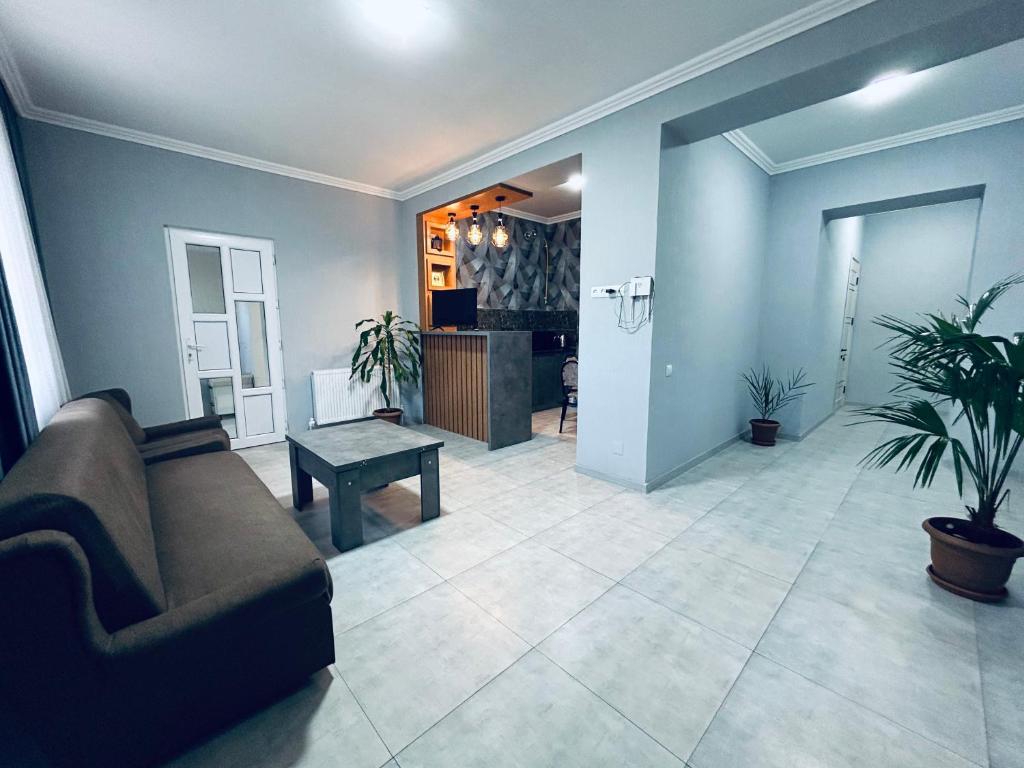 un soggiorno con un divano e un tavolo di VST KHANOYAN'S HOTEL a Ninotsminda