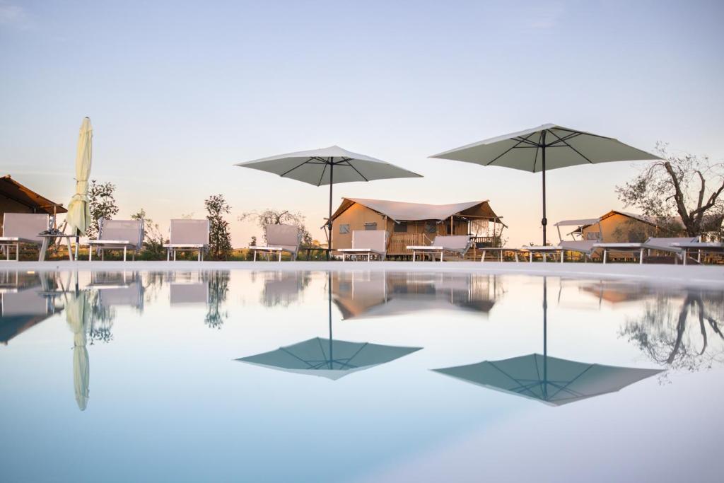Bazén v ubytování Calasole Glamping nebo v jeho okolí