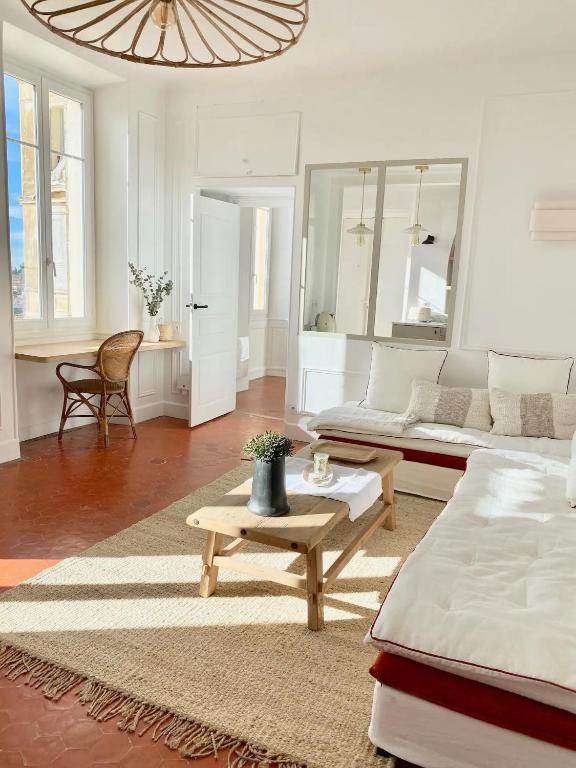 un salon avec un canapé et une table basse dans l'établissement COULEUR PARFUM - VUE MER avec Balcon PARKING GRATUIT, à Grasse