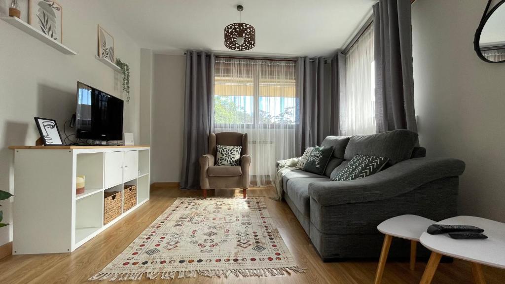 Televízia a/alebo spoločenská miestnosť v ubytovaní Apartamento Villa de Cartes