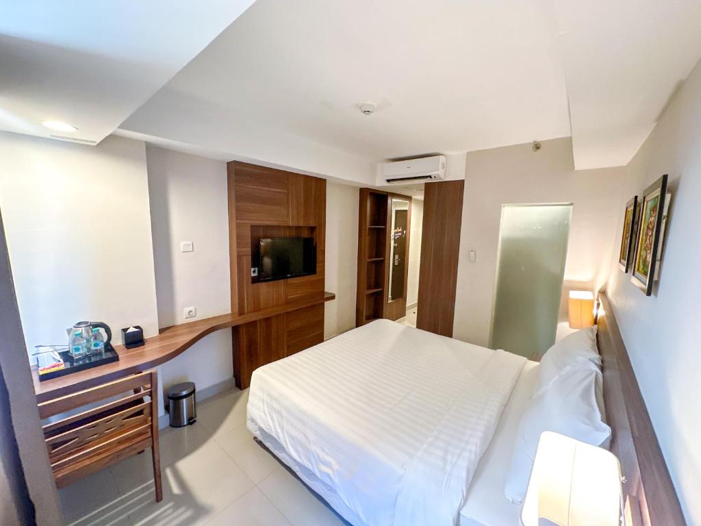 Postel nebo postele na pokoji v ubytování Next Hotel Yogyakarta