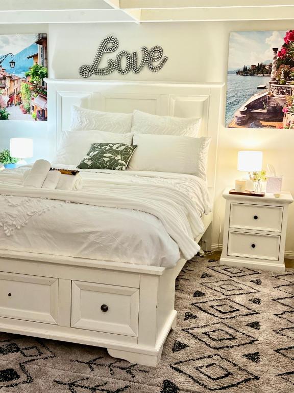 Postel nebo postele na pokoji v ubytování Affordable Luxury Room
