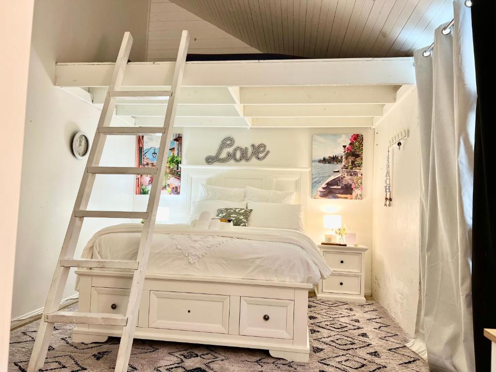 Postel nebo postele na pokoji v ubytování Affordable Luxury Room