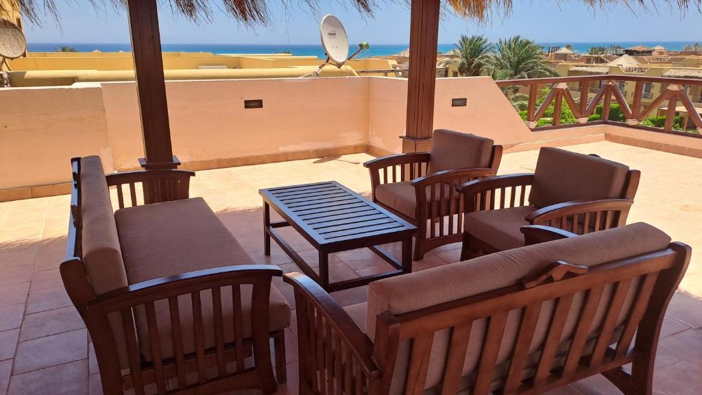 Balkón nebo terasa v ubytování Luxury Chalet in Mountain View 2 , El-Sokhna with Sea View , Pool View and Garden View Families Only