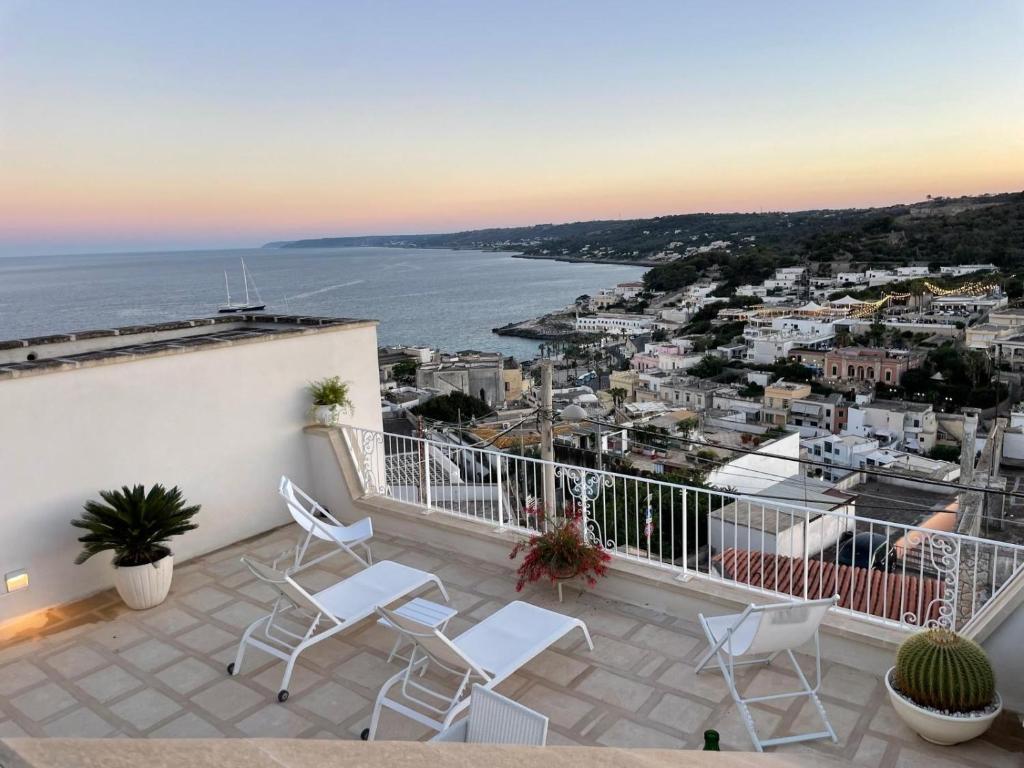 un balcone con sedie e vista sull'oceano di Dimora di Mezzo a Castro di Lecce