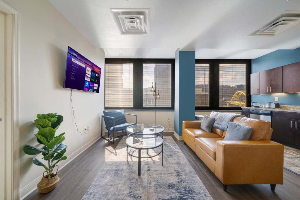 Posezení v ubytování Cozy Chic DOWNTOWN PITTSBURGH 7TH FLOOR VIEWS FAST WIFI 24-7 Gym Lounge Roku