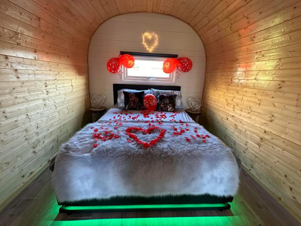Postel nebo postele na pokoji v ubytování Barlosh Luxury Tpod PiperHill pool table, hot tub, 2 indoor outdoor terraces, BBQ, Firepit, lots of extras