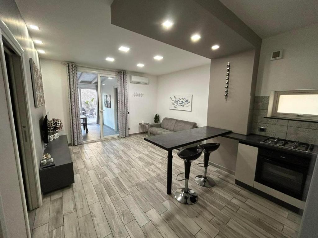 kuchnia i salon ze stołem i kanapą w obiekcie Sunrise Beach Apartment Trapani w Trapani