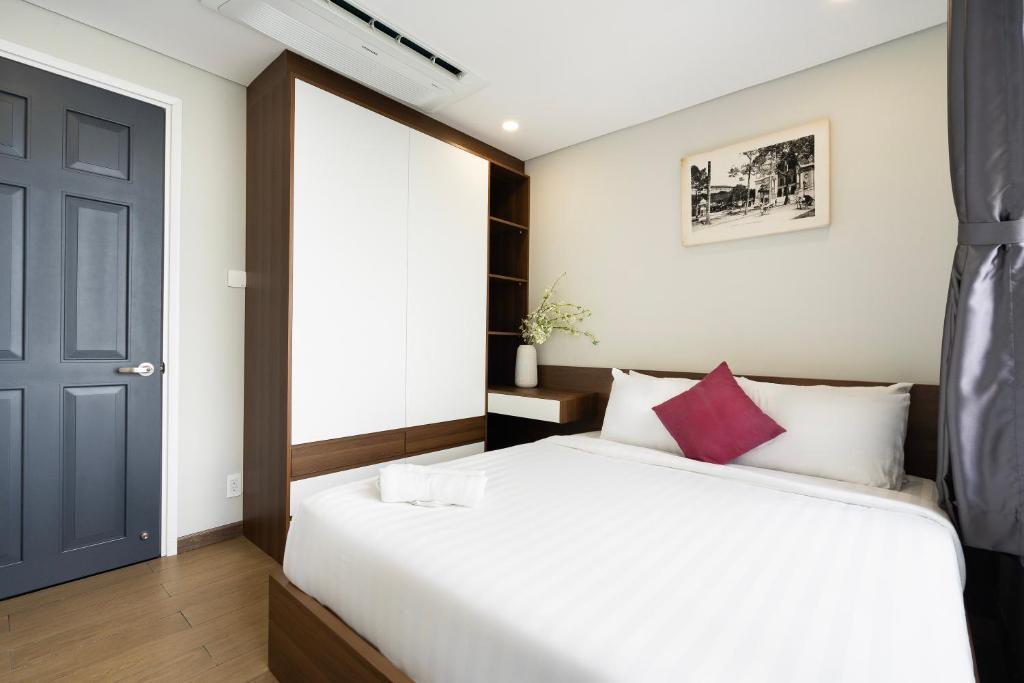 Postel nebo postele na pokoji v ubytování Louisa Vinh Hoi Apartment