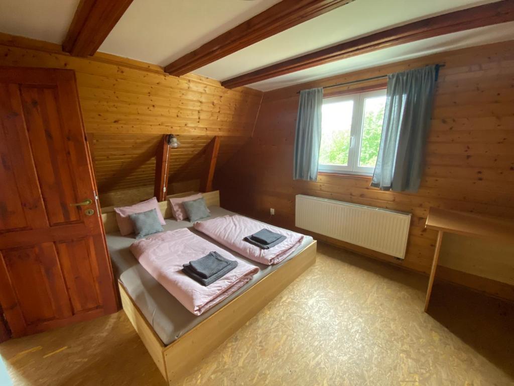 Postel nebo postele na pokoji v ubytování Chata v zátoce - Nechranice