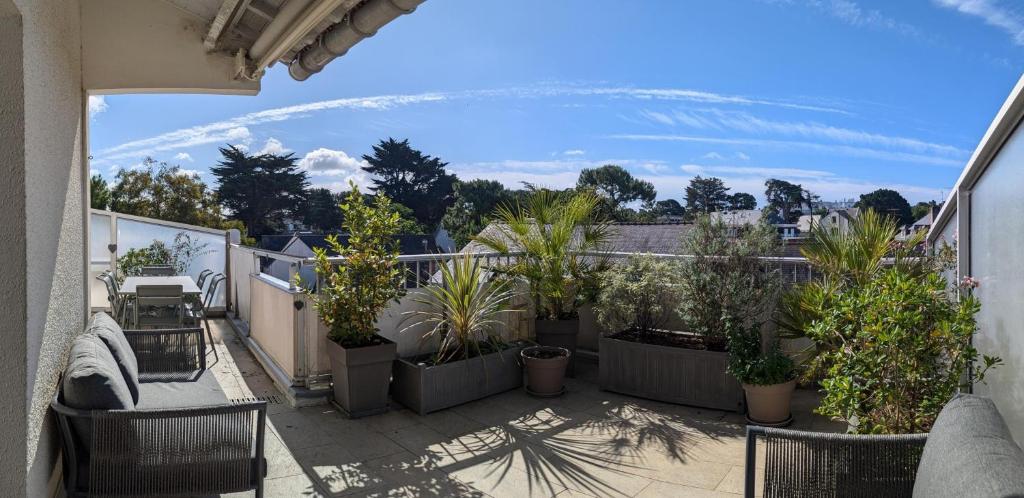 - un balcon avec des plantes en pot dans un bâtiment dans l'établissement Duplex terrasse place du Marché, à La Baule