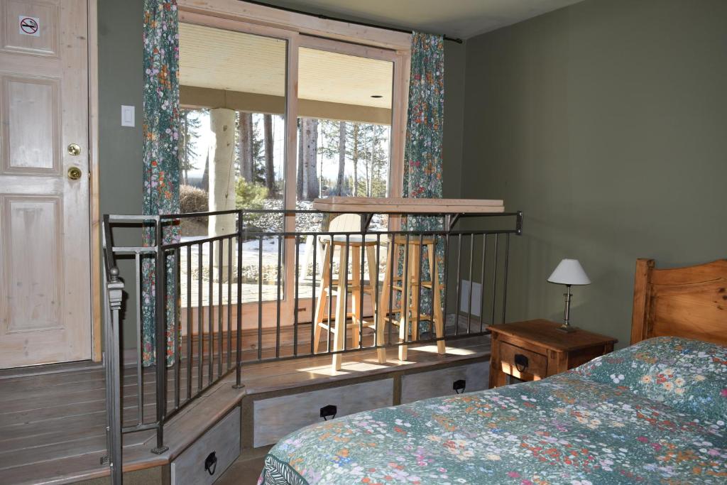 Rúm í herbergi á Retreat Wilderness Inn