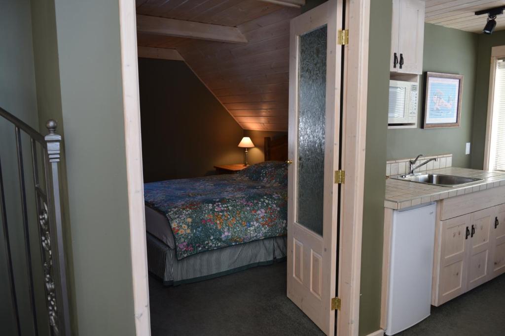 Rúm í herbergi á Retreat Wilderness Inn