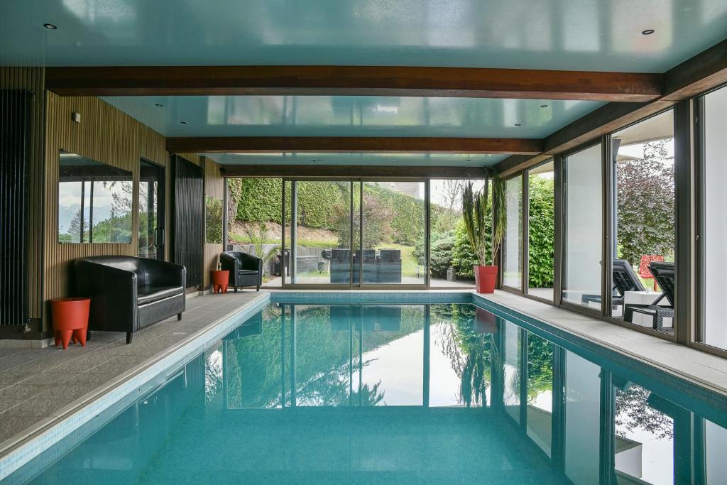 Bazén v ubytování Superbe villa avec piscine intérieure, sauna, jacuzzi et salle de sport nebo v jeho okolí
