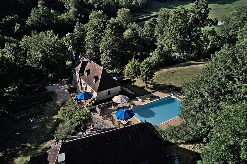 an aerial view of a house with a swimming pool at Vakantiehuis met zwembad nabij Rocamadour in ThÃ©mines