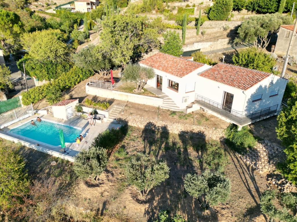 une vue aérienne d'une maison avec piscine dans l'établissement Lei Bancaou, à Roquevaire