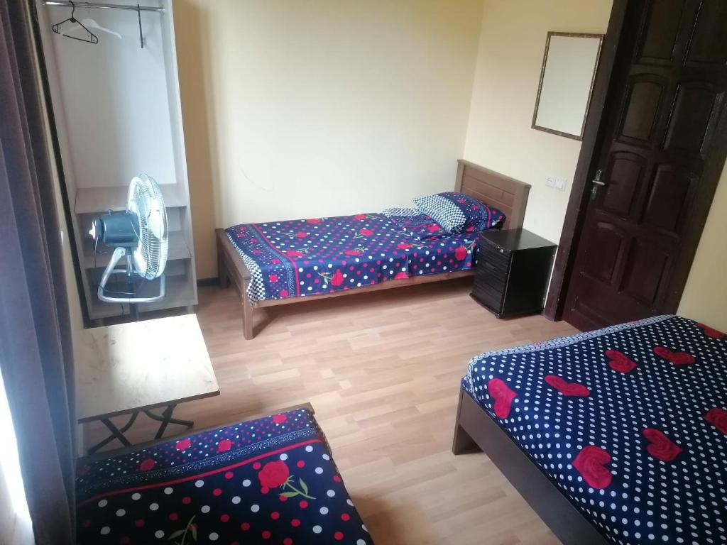 Postel nebo postele na pokoji v ubytování Guest House GIA - Bagrationi St # 42