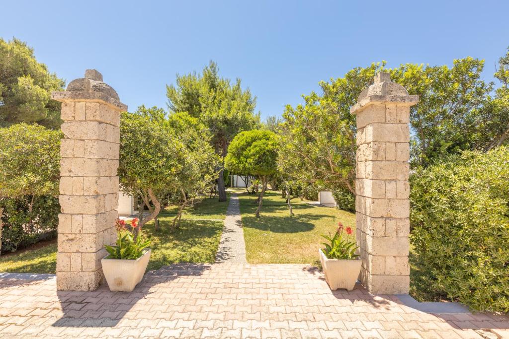 a pair of stone pillars in a garden at Residence Elena in Gallipoli