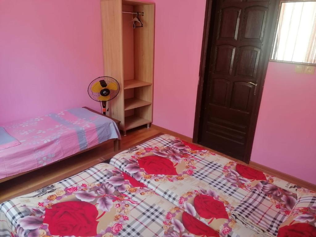 Postel nebo postele na pokoji v ubytování Guest House GIA - Bagrationi St # 42