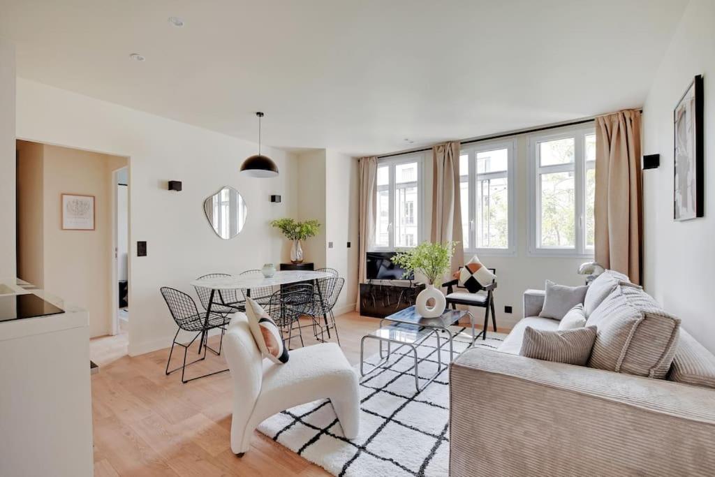 un salon avec un canapé et une table dans l'établissement La Maison Bizot 43 T3 by ecoflats, à Paris