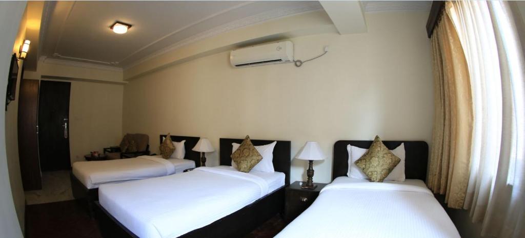 Postel nebo postele na pokoji v ubytování Hotel Holy Himalaya