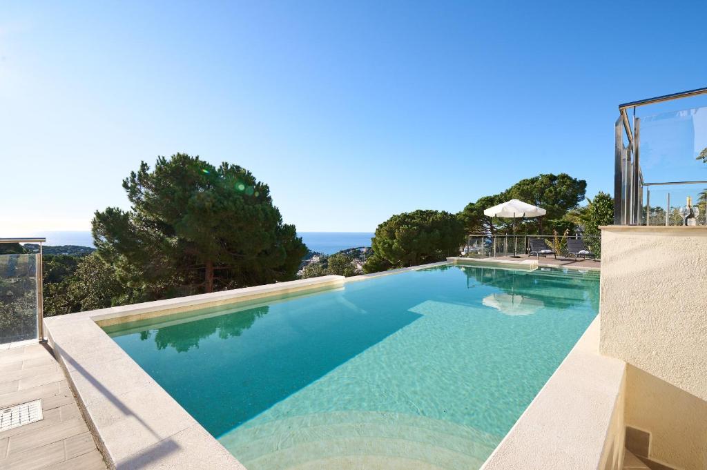 una grande piscina con vista sull'oceano di Firenze a Lloret de Mar
