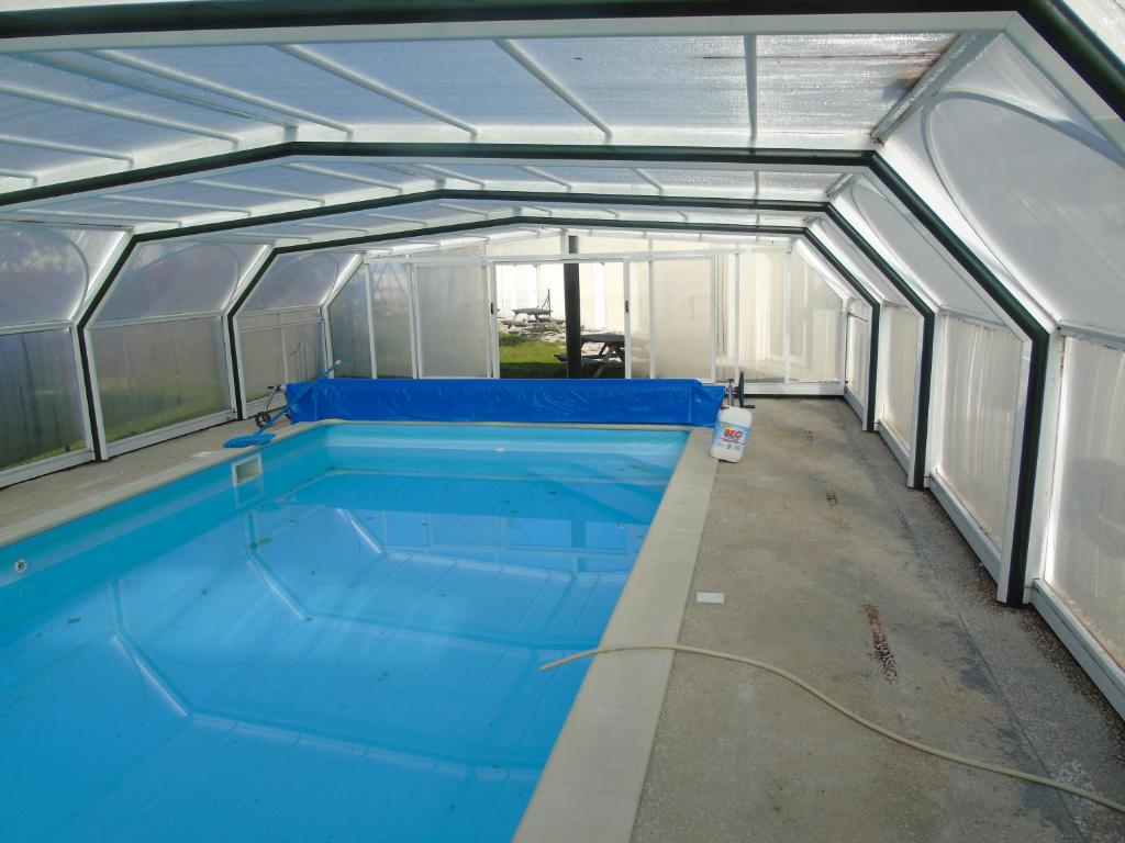 - une piscine à l'intérieur d'un bâtiment dans l'établissement maisons 6 personnes Royan piscine couverte, à Saint-Georges-de-Didonne