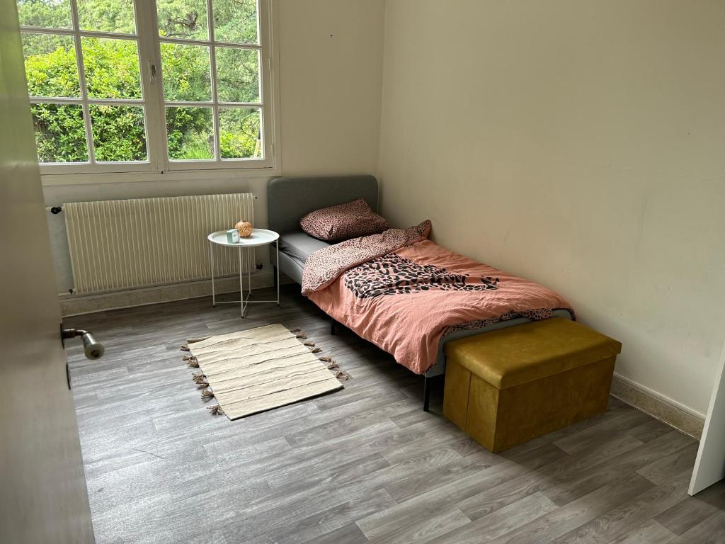 ein Schlafzimmer mit Bett, Tisch und Fenster in der Unterkunft Domaine Happyness en Ardèche in Le Teil