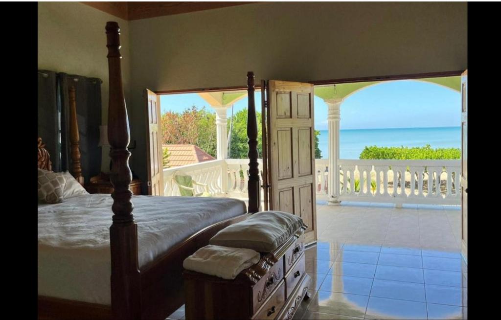 Postel nebo postele na pokoji v ubytování Indigo Beach Villa