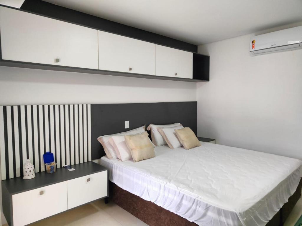 - une chambre avec un grand lit et des placards blancs dans l'établissement CASA EM CONDOMÍNIO ARBORIZADO PERTO DA PRAIA Confortável e Espaçosa, à São Sebastião