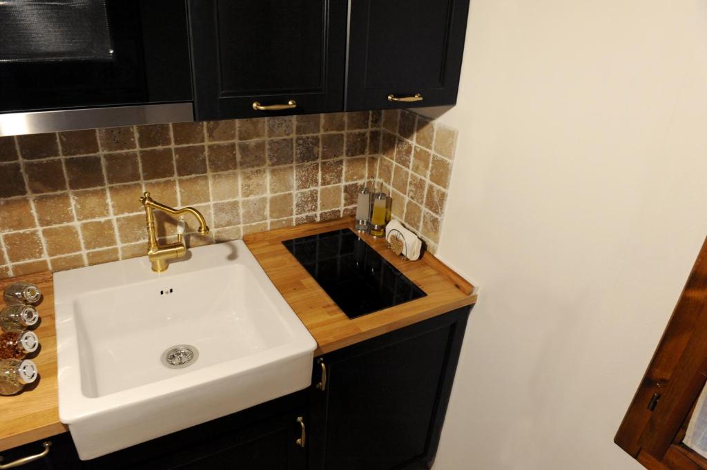 A kitchen or kitchenette at ARIA DI CASA APARTMENT