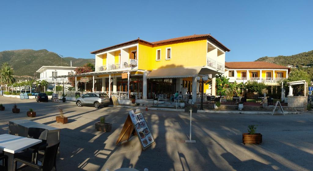Nespecifikovaný výhled na hory nebo výhled na hory při pohledu z hotelu