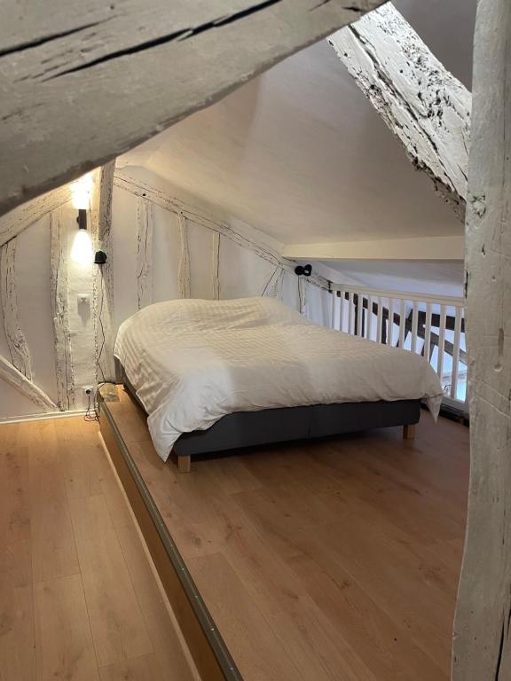 ein Schlafzimmer mit einem Bett im Dachgeschoss in der Unterkunft La chambre de Baucis in Tours