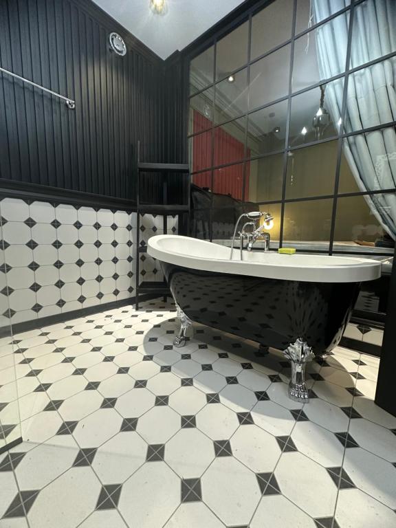 un bagno con vasca da bagno su pavimento piastrellato di Corner in old Tbilisi a Tbilisi City