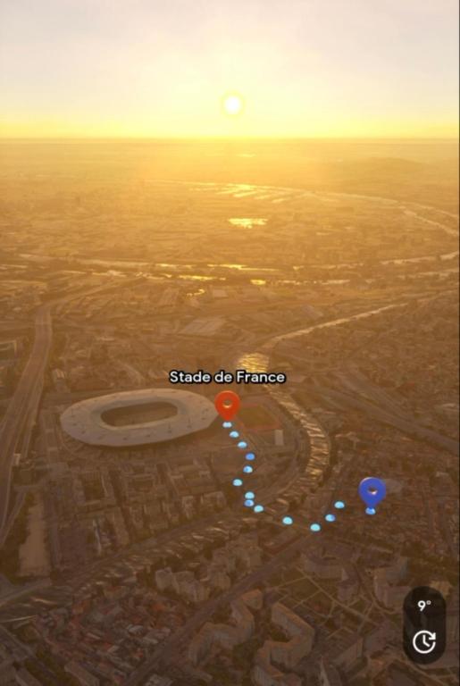 une carte d'une ville avec le soleil dans le ciel dans l'établissement Stade de France Appartement, à Saint-Denis