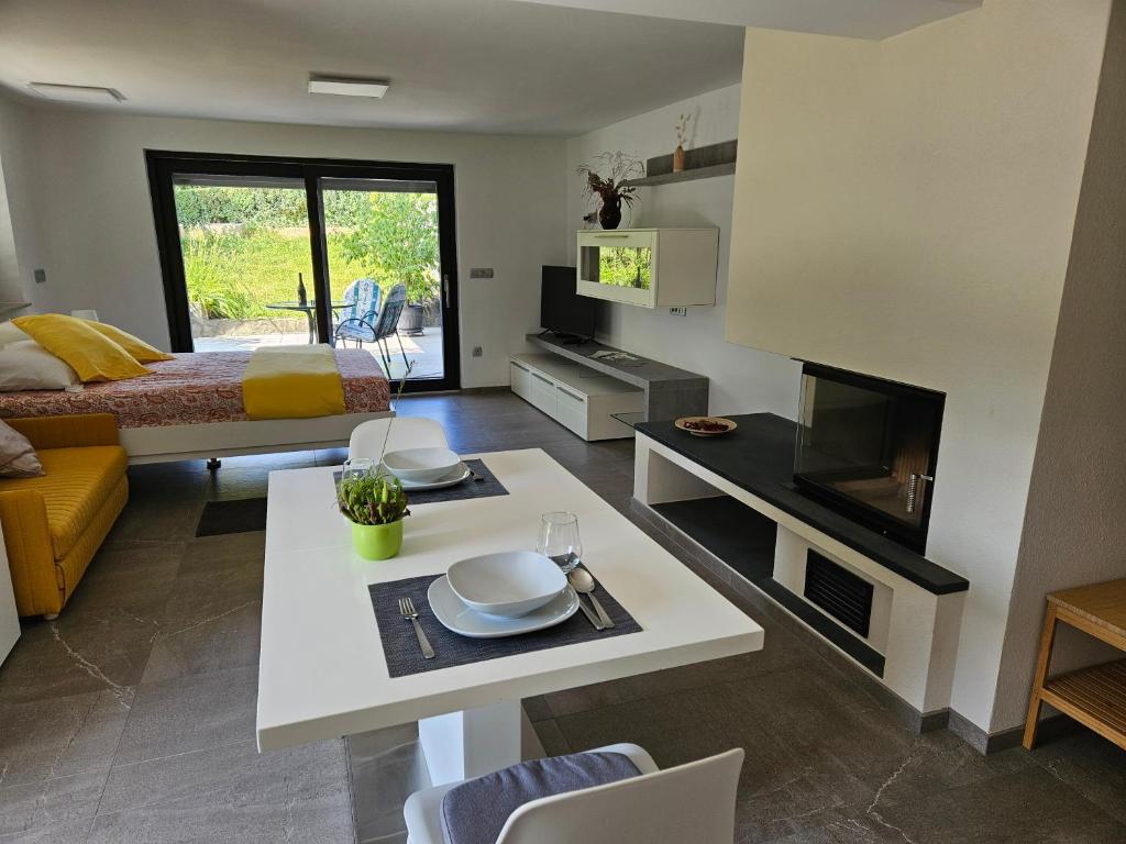 Kuchyň nebo kuchyňský kout v ubytování Apartmaji Rdeča Kapica