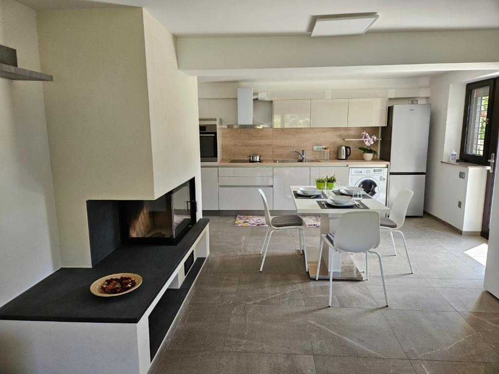 Kuchyň nebo kuchyňský kout v ubytování Apartmaji Rdeča Kapica