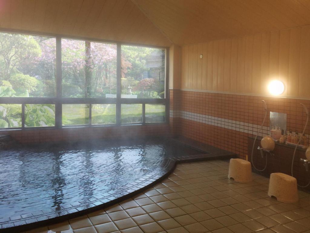 函館市にあるKKRhakodateの大きな窓のある部屋にあるプール
