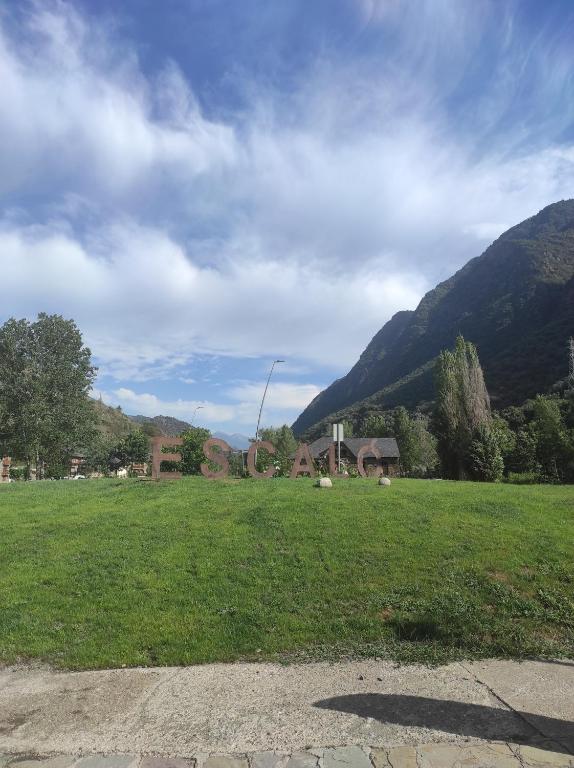 a green field with mountains in the background at Dúplex de muntanya en zona verda a Escaló in Escaló