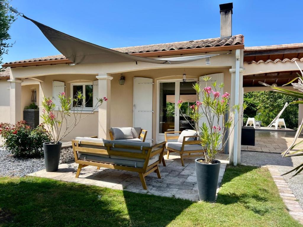 une maison avec 2 chaises et une terrasse dans l'établissement Maison contemporaine près de la mer, à Soubise