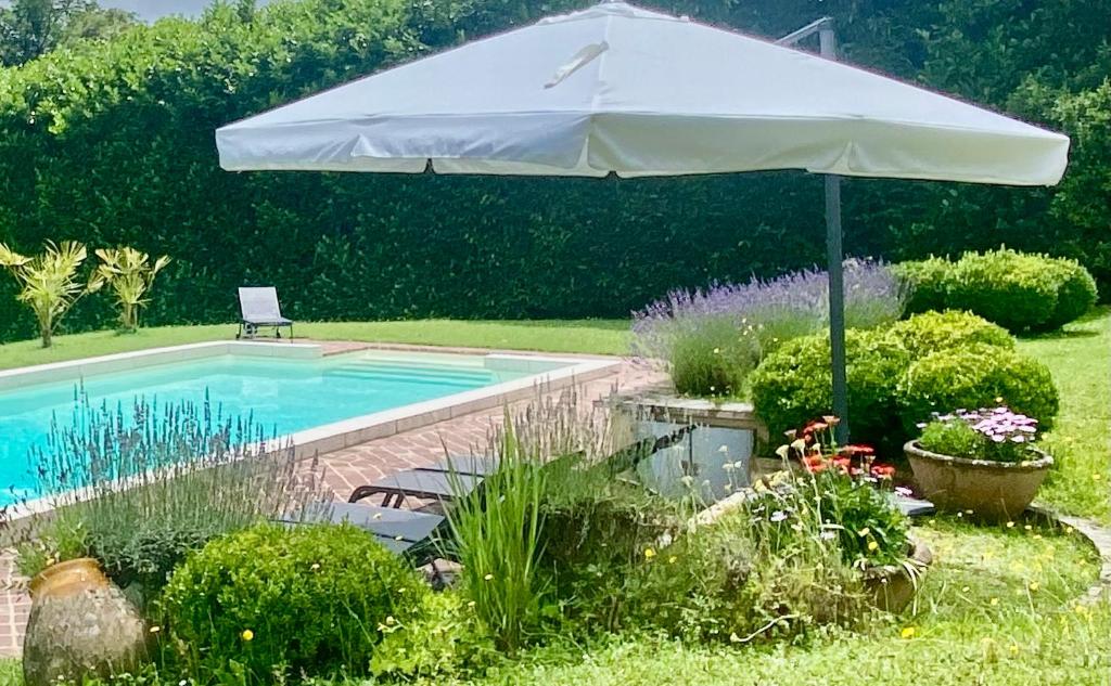 Taman di luar la Roussarie en Périgord